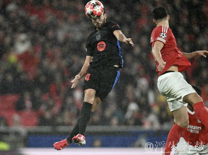 “欧冠奇景！巴萨因乌龙球逆转：掩面倒地，8万球迷震惊”